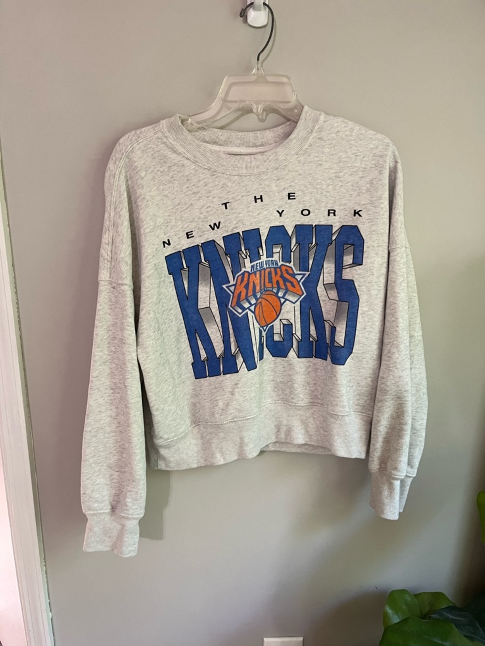 Abercrombie and Fitch New York Knicks Gray Crewneck cropped Sweater size medium